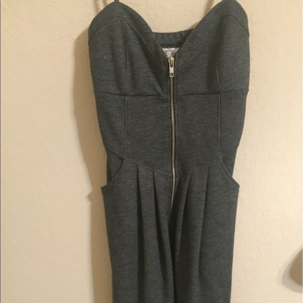 Short sexy dress with zipper in front!